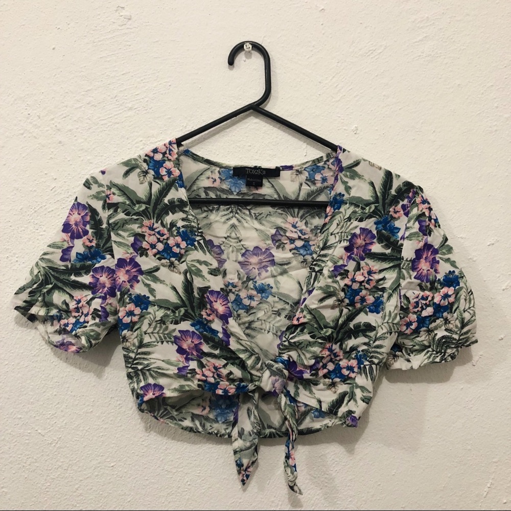 Tropical flower print front tie crop top.